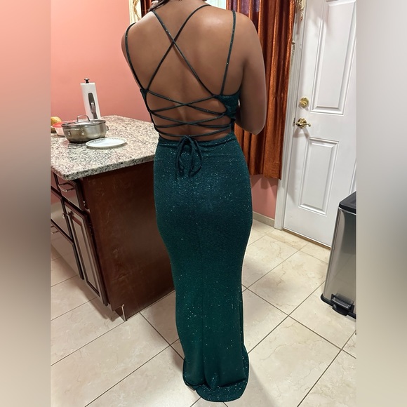 has only been worn once for less than 2 hours is in excellent condition. - Picture 2 of 2